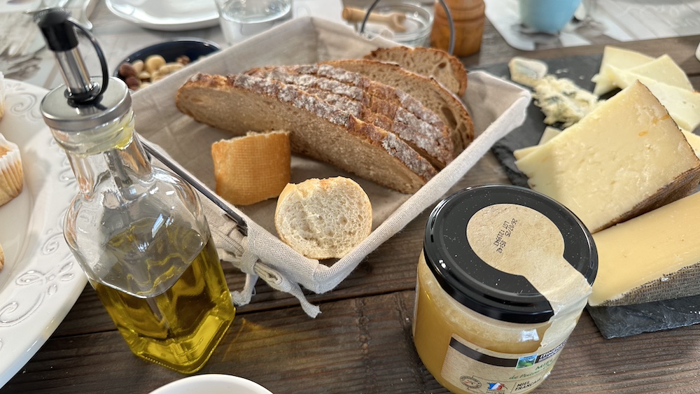les fromages, huile d'olive et miel pour un petit-déjeuner sain
